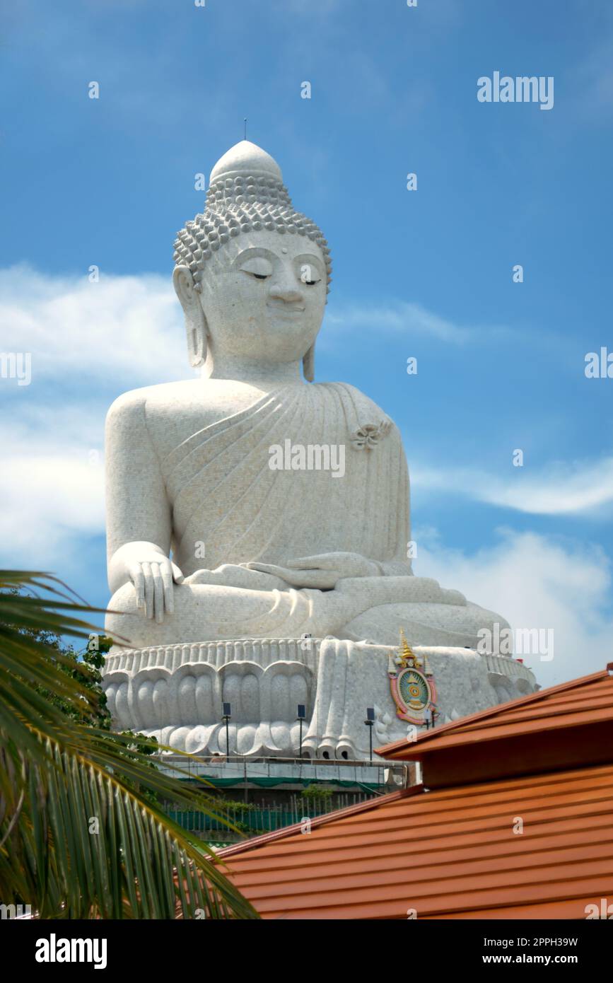 Riesige Marmor statue des Sitzenden Buddha in Phuket, Thailand, als "Big Buddha" bekannt. Stockfoto