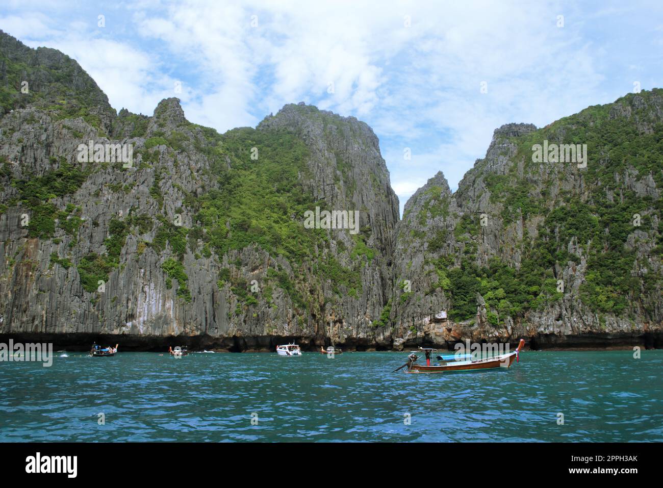 Felsenklippen an der Küste der Phi Phi Inseln, Thailand. Stockfoto