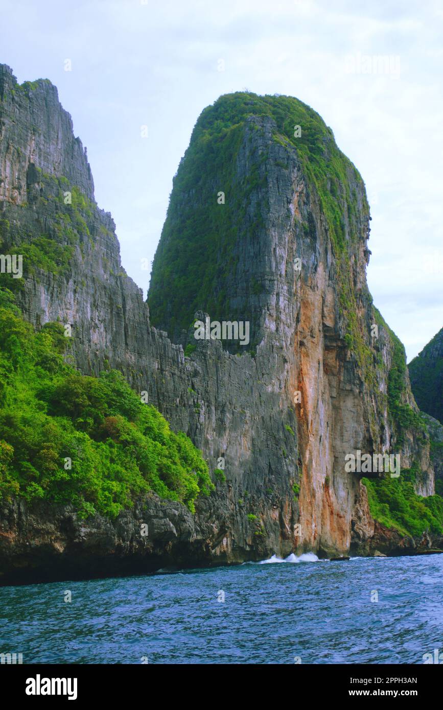 Felsenklippen an der Küste der Phi Phi Inseln, Thailand. Stockfoto