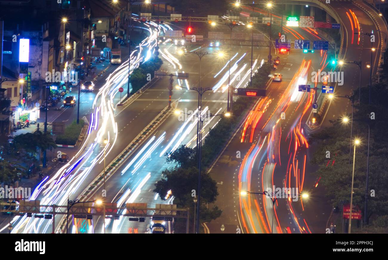 VO Van Kiet Avenue in Saigon, Vietnam (Ho-Chi-Minh-Stadt). Nachtaufnahme mit Langzeitbelichtung. Stockfoto