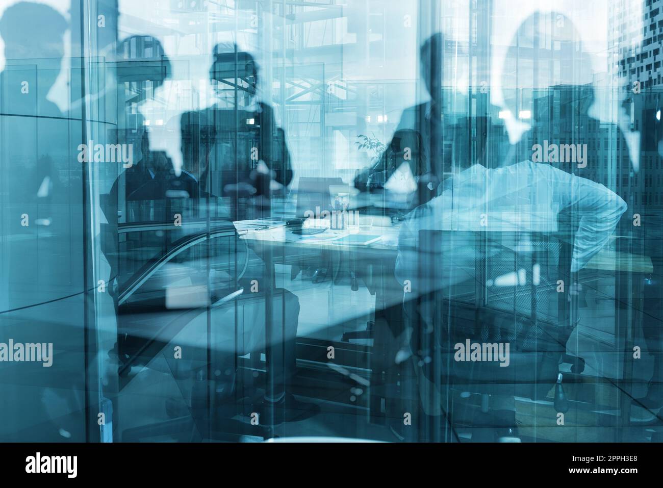 Eine Gruppe von Geschäftsleuten arbeitet im Büro zusammen Stockfoto