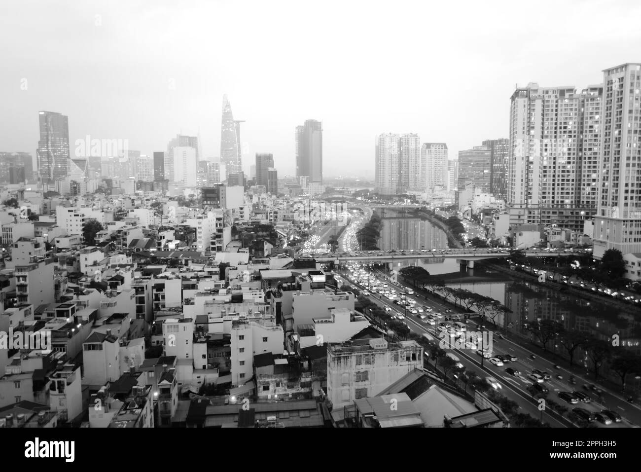Stadt Saigon, Vietnam (Ho Chi Minh City). Schwarz und Weiß, Erhöhte Ansicht während des morgendlichen Berufsverkehrs. Stockfoto
