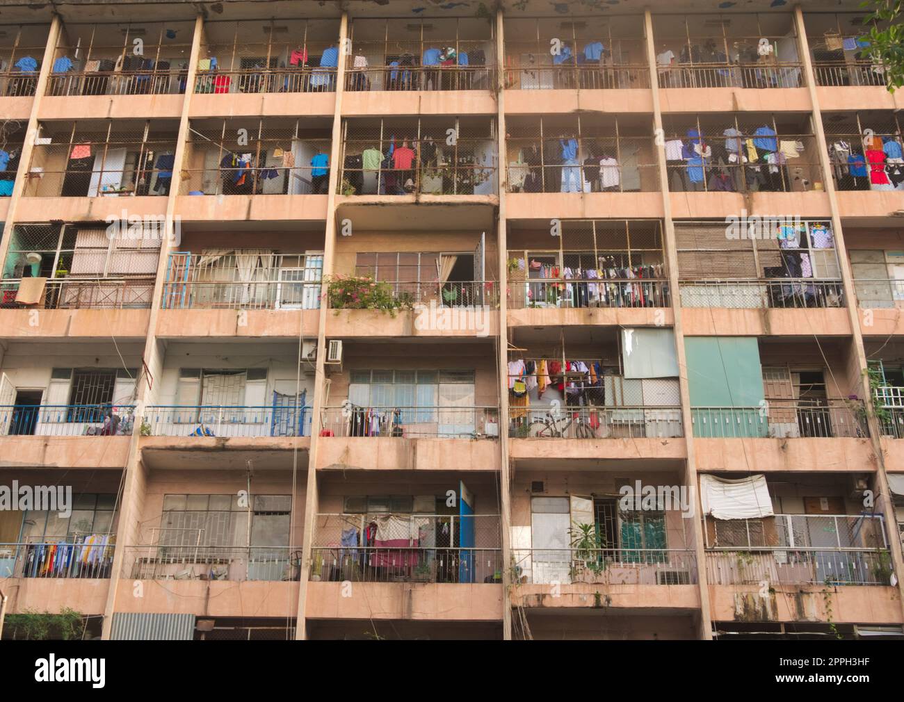 Balkone in einem verfallenden und überfüllten Apartmentgebäude in Saigon, Vietnam (Ho-Chi-Minh-Stadt) Stockfoto