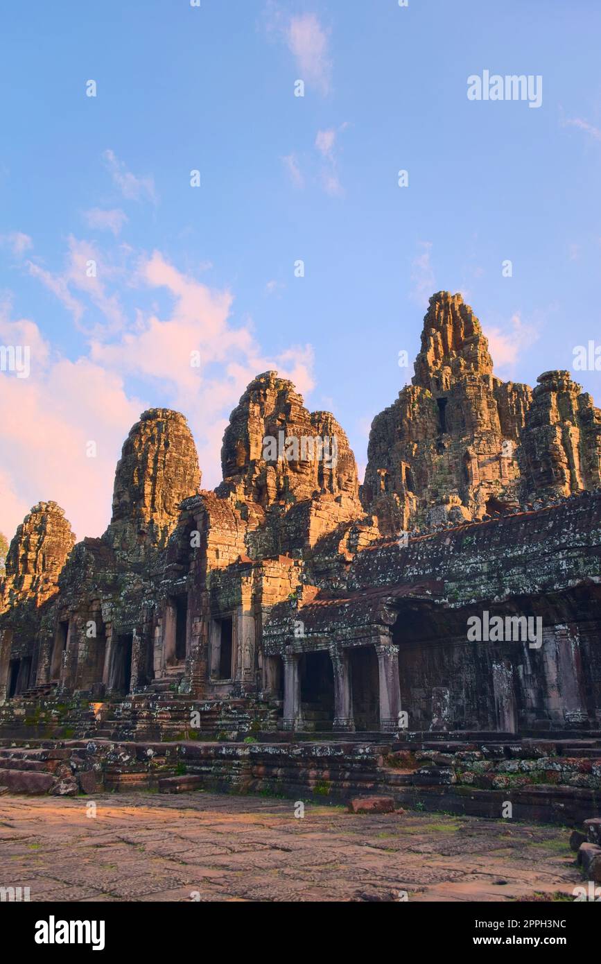 Steintürme am Bayon-Tempel in Angkor, Kambodscha, der antiken Hauptstadt des Khmer-Reiches. Blick von der nördlichen inneren Galerie. Stockfoto