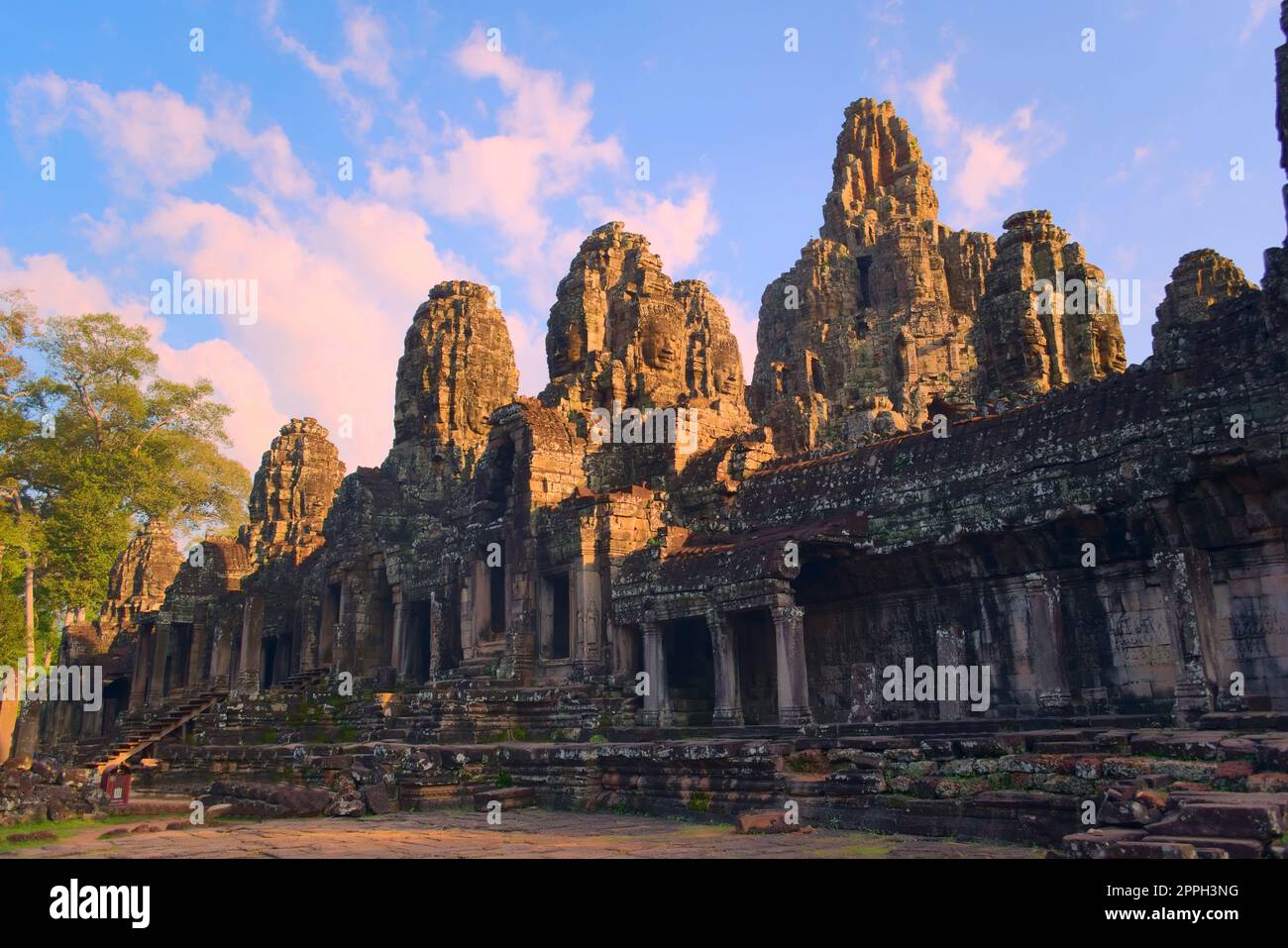 Massive steinerne Gesichtstürme am Bayon-Tempel in Angkor, Kambodscha, der antiken Hauptstadt des Khmer-Imperiums. Blick von der nördlichen inneren Galerie. Stockfoto
