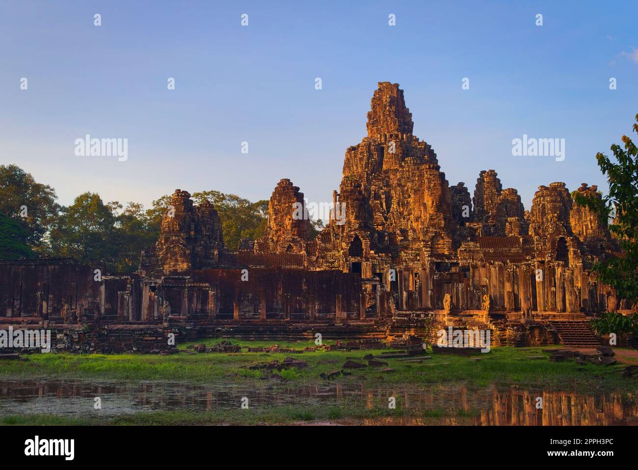 Der Bayon-Tempel befindet sich in Angkor, Kambodscha, der uralten Hauptstadt des Khmer-Imperiums. Allgemeine Außenansicht von der Südwestecke. Stockfoto