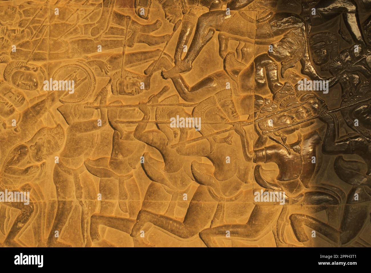 Altes Flachrelief an einer Wand des Angkor Wat Tempels, das Khmer Soldaten darstellt, die sich im Kampf engagieren. Stockfoto