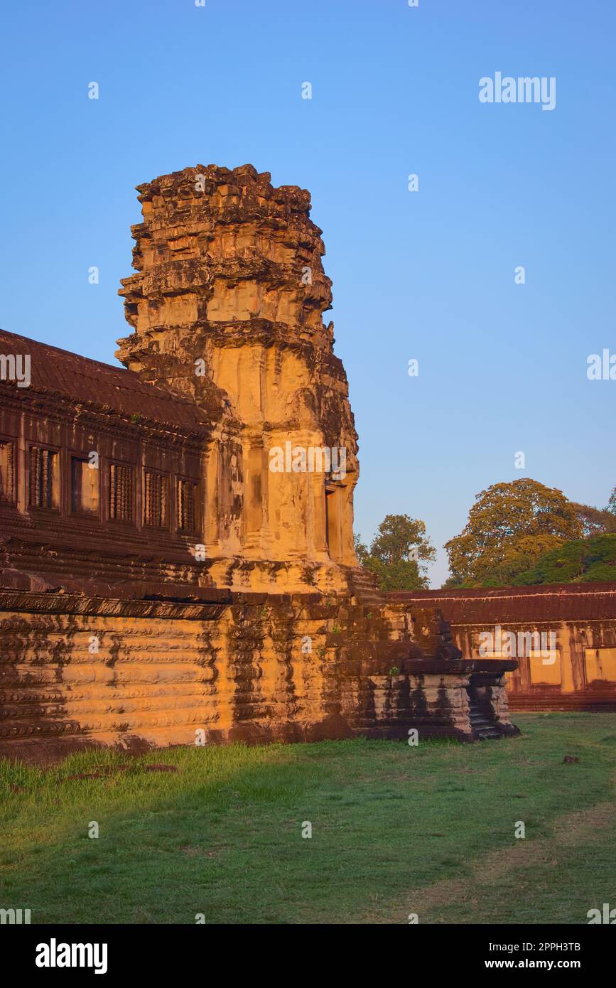 Angkor Wat, in Kambodscha. Blick auf den inneren südöstlichen Turm. Stockfoto