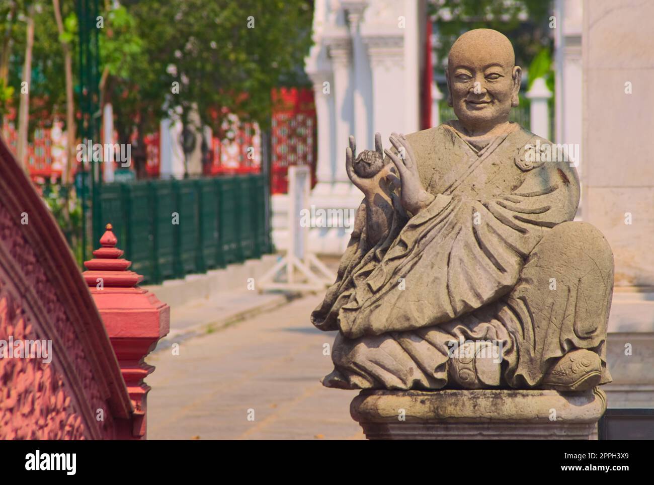 Steinstatue eines buddhistischen Mönch im Wat Benchamabophit Tempel in Bangkok, Thailand. Stockfoto