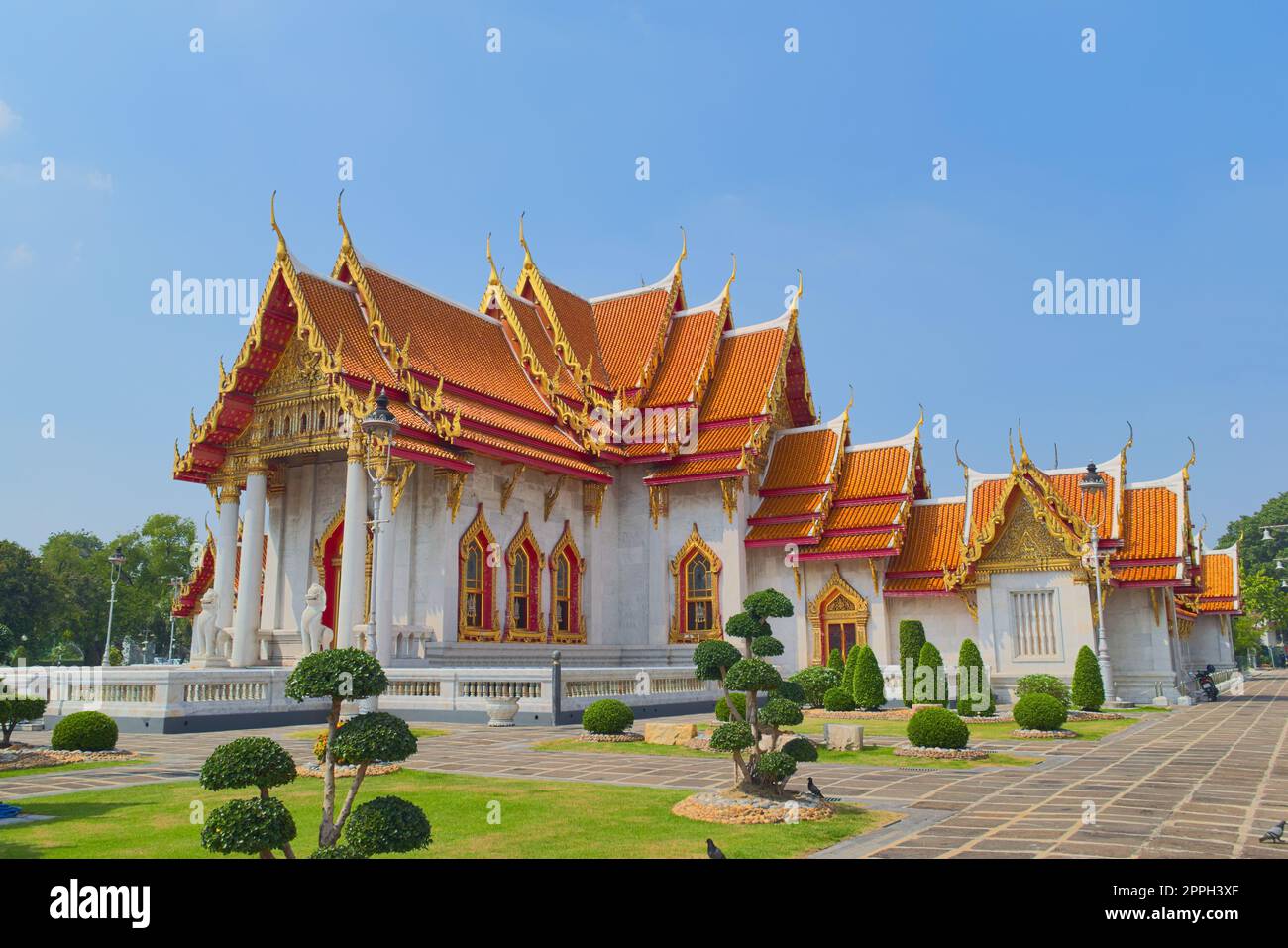 Tempel des Wat Benchamabophit, in Bangkok, Thailand, auch bekannt als Marmortempel. Vorderansicht. Stockfoto