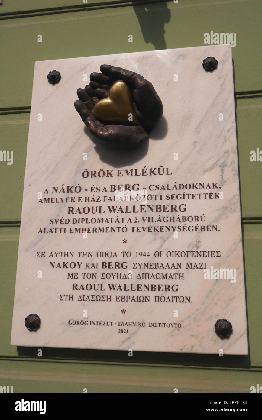 Gedenkplakette für die Familien Raoul Wallenberg und Nako und Berg an der Fassade des Hauses Nako-Berg, Uri utca, Burgviertel, Budapest, Ungarn. Stockfoto