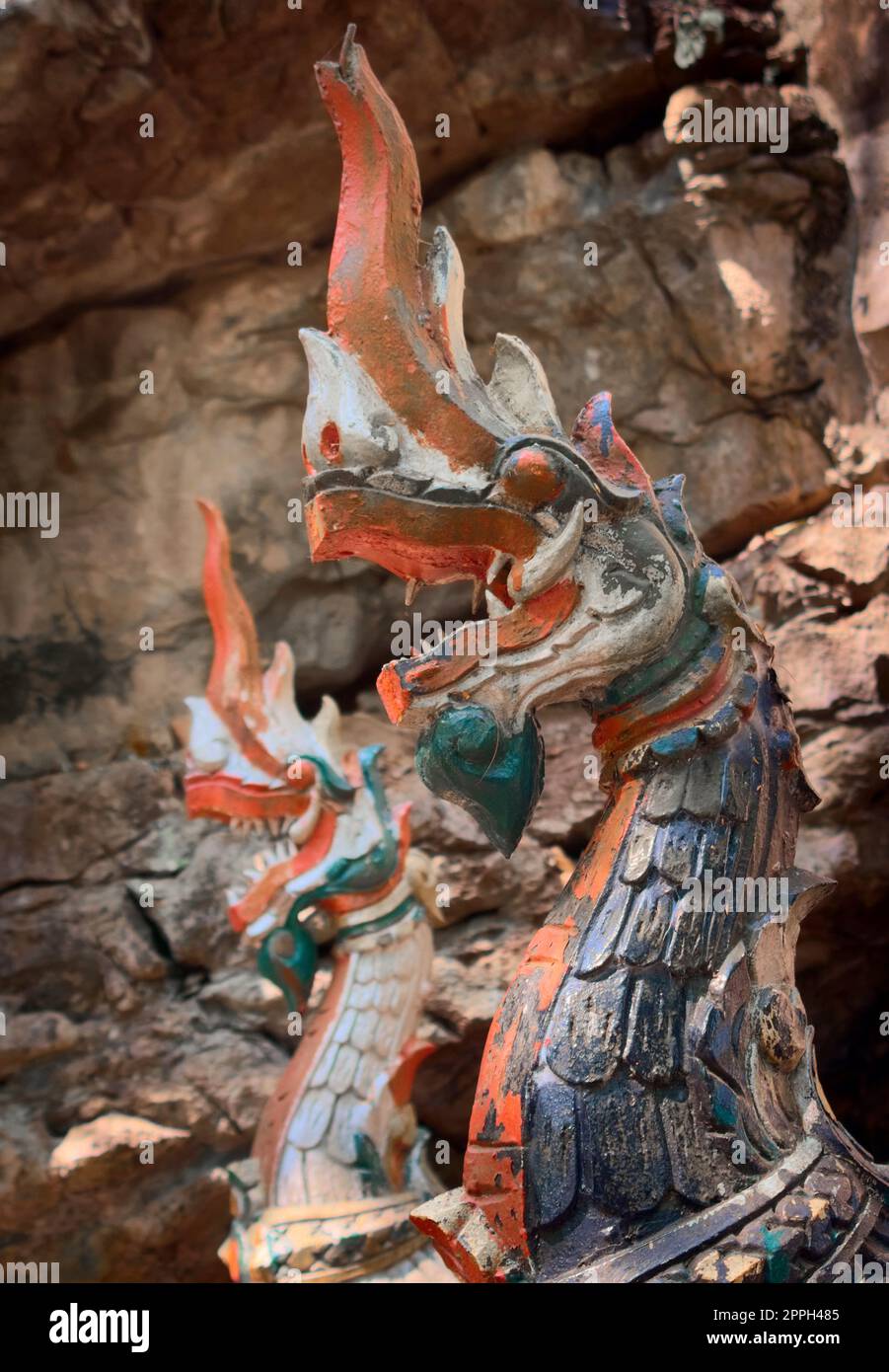 Statue einer Naga-Schlange auf dem Weg zum Gipfel des Berges Phou Si, einem heiligen Berg in Luang Prabang, Laos. Stockfoto
