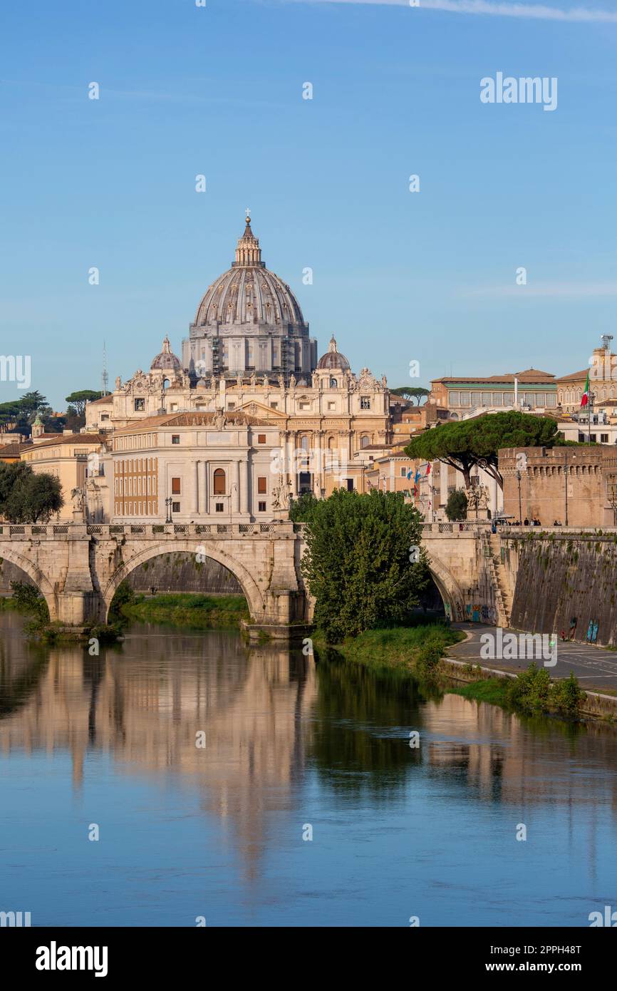 Rom, Italien - 9. Oktober 2020: Aelian Bridge (Ponte Sant'Angelo) über den Tiber, fertiggestellt im 2. Jahrhundert durch den römischen Kaiser Hadrian. Im Hintergrund befindet sich die Kuppel der Vatikanischen Basilika Stockfoto