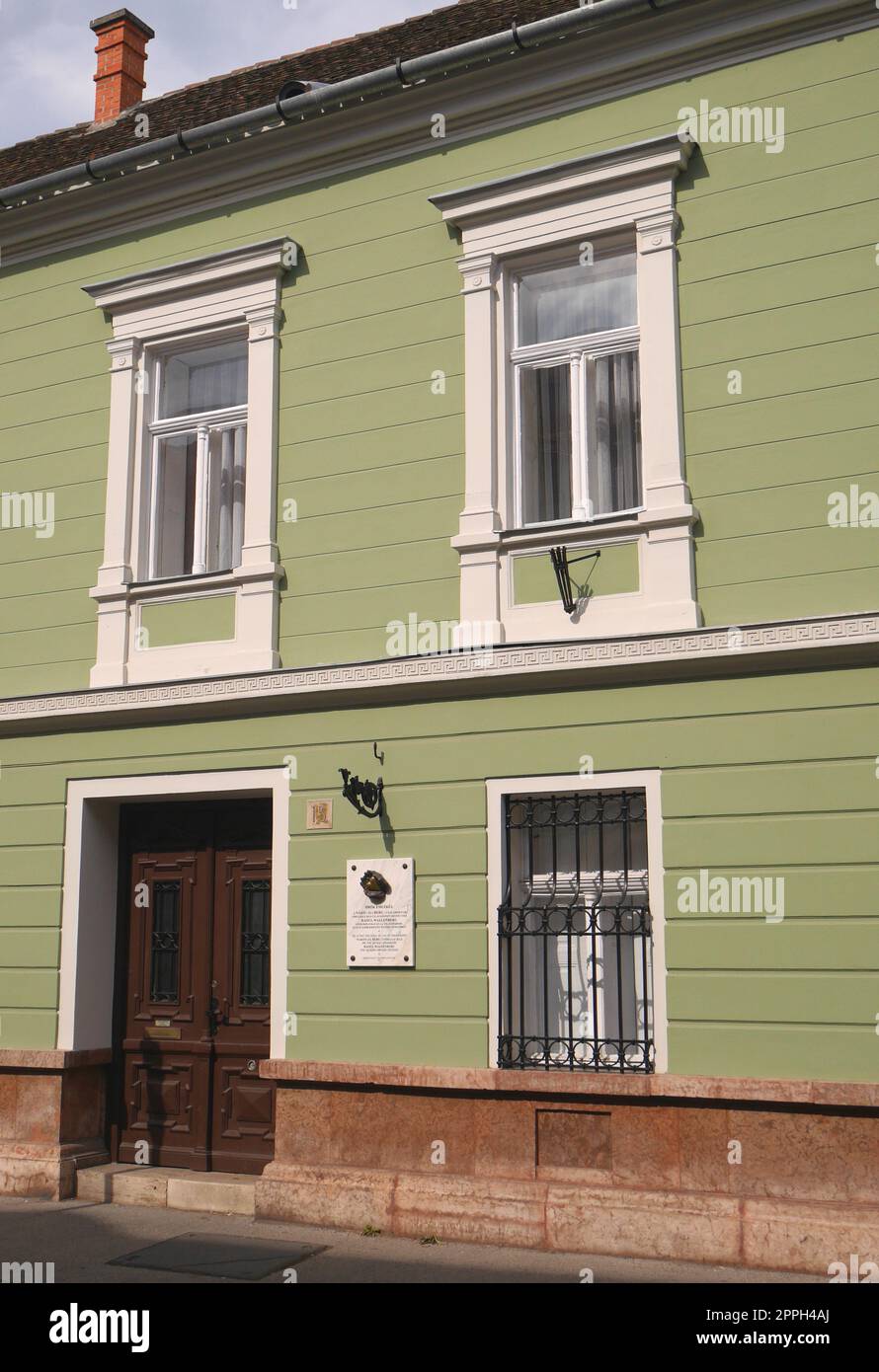 Das Nako-Berg-Haus mit Gedenktafel für Raoul Wallenberg und die Familien Nako und Berg, Uri utca, Burgviertel, Budapest, Ungarn. Stockfoto