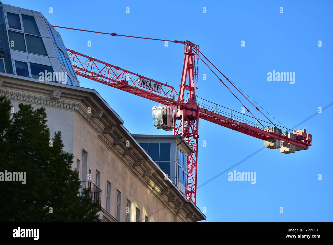 Baukran in Wien. Stockfoto