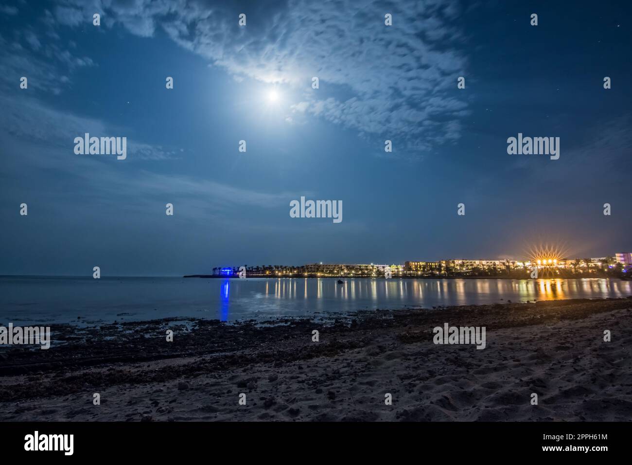 Heller Mond und farbenfrohe Lichter in der Nacht im Urlaub in ägypten Stockfoto