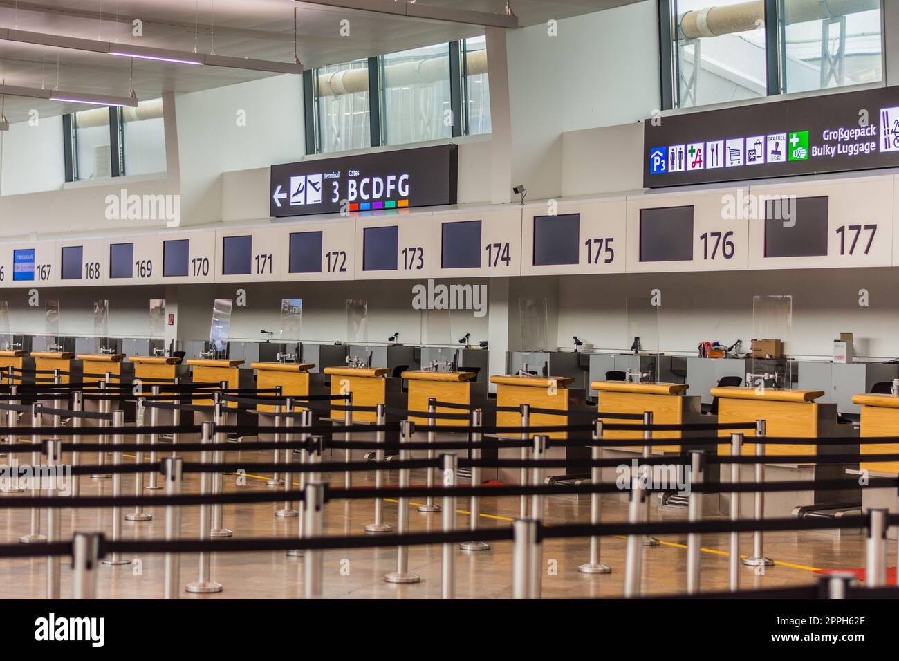Barrieren und Hinweisschilder für die verschiedenen Check-in-Vorgänge am Flughafen Stockfoto