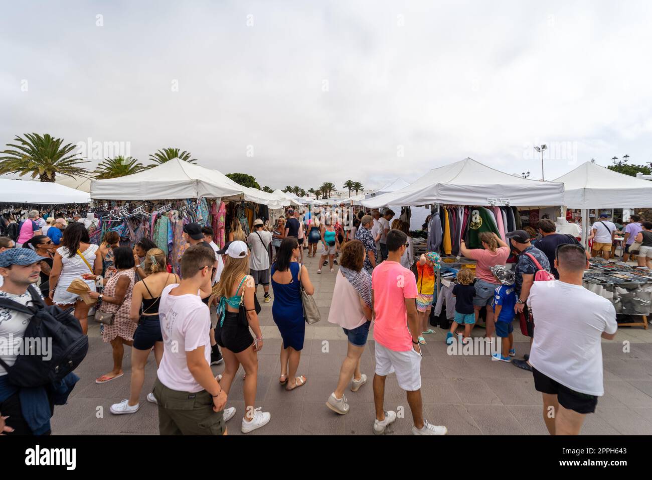 TEGUISE (Dorf), LANZAROTE, KANARISCHE INSELN - 17. JULI 2022: Beliebter sonntagsmarkt in der Altstadt des Dorfes. Bis 1852 war Teguise die Hauptstadt der Insel. Stockfoto