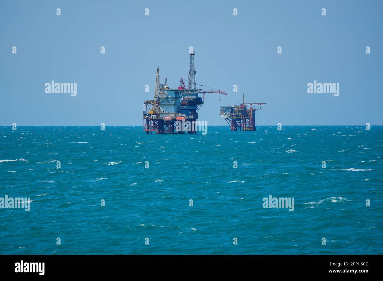 Öl- oder Gasbohrplattformen Stockfoto