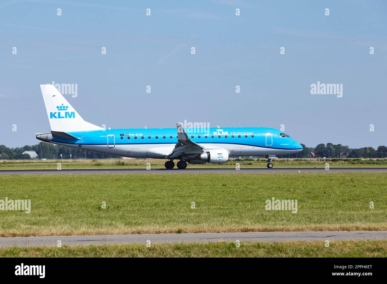 AMSTERDAM, NIEDERLANDE - JULI 24. Der Embraer E175STD des KLM Cityhopper landet auf dem Amsterdamer Flughafen Schiphol (Niederlande, AMS, Rollbahn Polderb Stockfoto