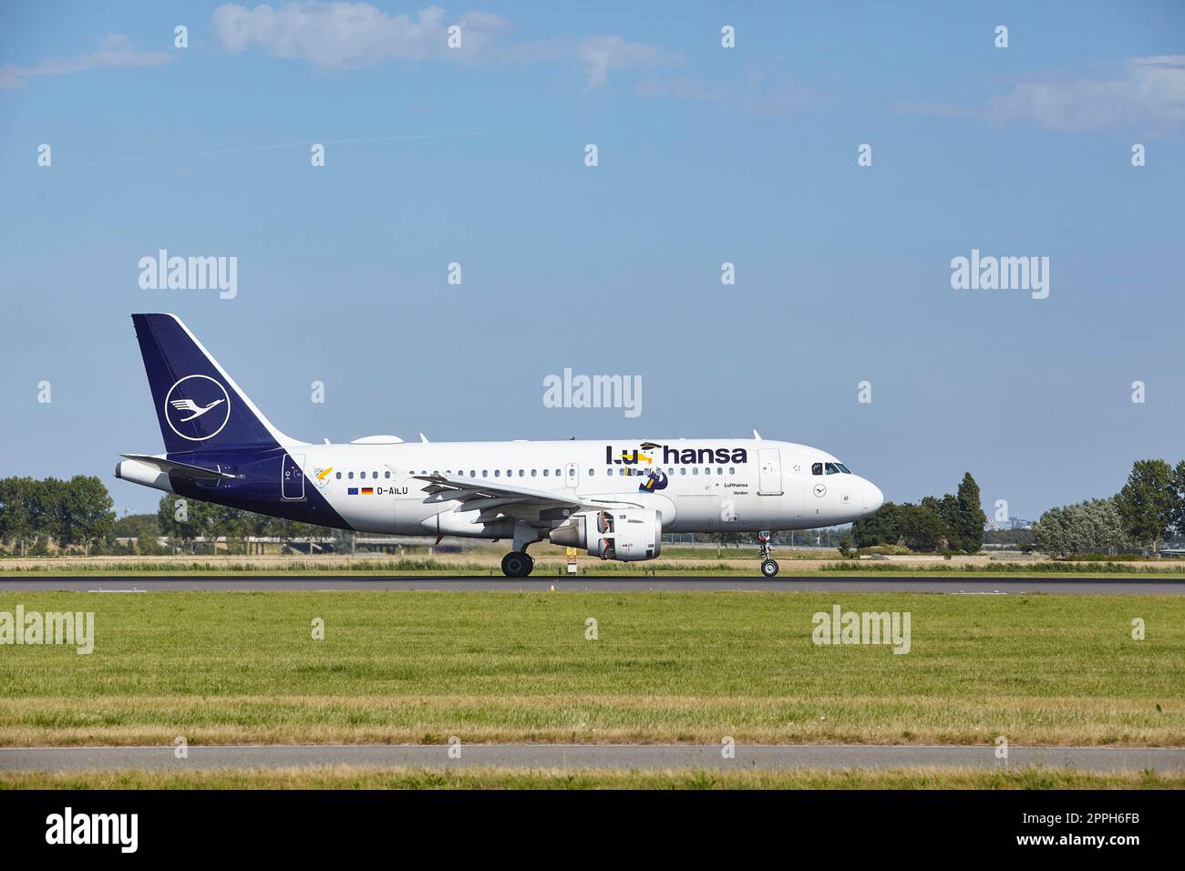 Flughafen Amsterdam Schiphol - Airbus A319-114 von Lufthansa (Maskottchen Lu und Cosmo) Landungen Stockfoto