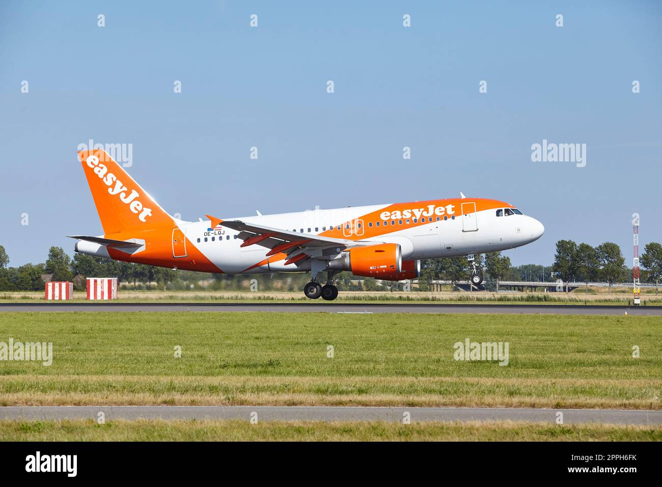 Flughafen Amsterdam Schiphol - Airbus A319-111 von easyJet Lands Stockfoto