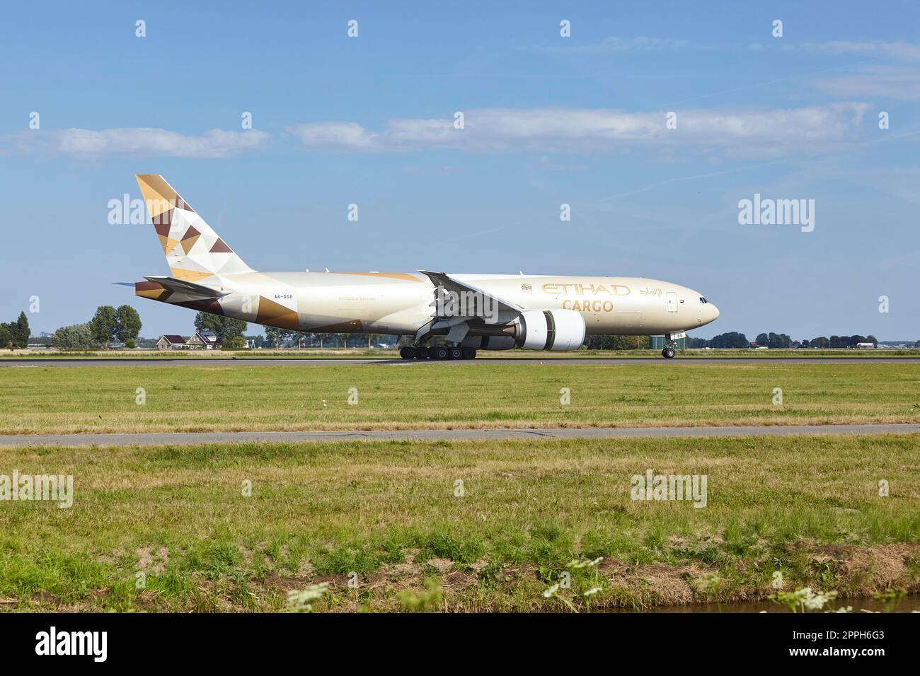 Flughafen Amsterdam Schiphol - Boeing 777-FFX von Etihad Cargo Lands Stockfoto