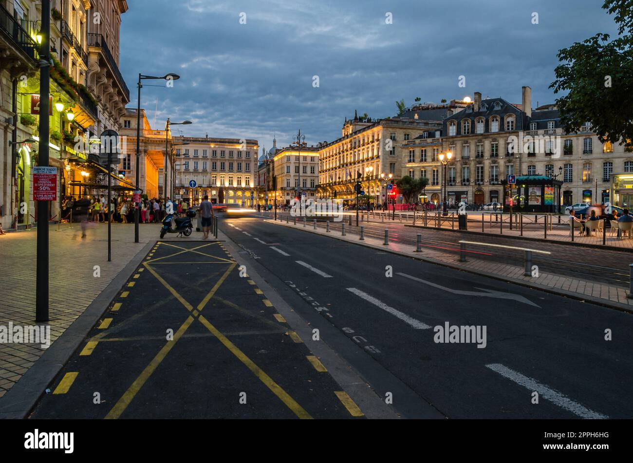 BORDEAUX, FRANKREICH - 16. AUGUST 2013: Nächtliches Stadtbild, Blick auf einen zentralen Platz in Bordeaux, Gironde, Südwestfrankreich Stockfoto