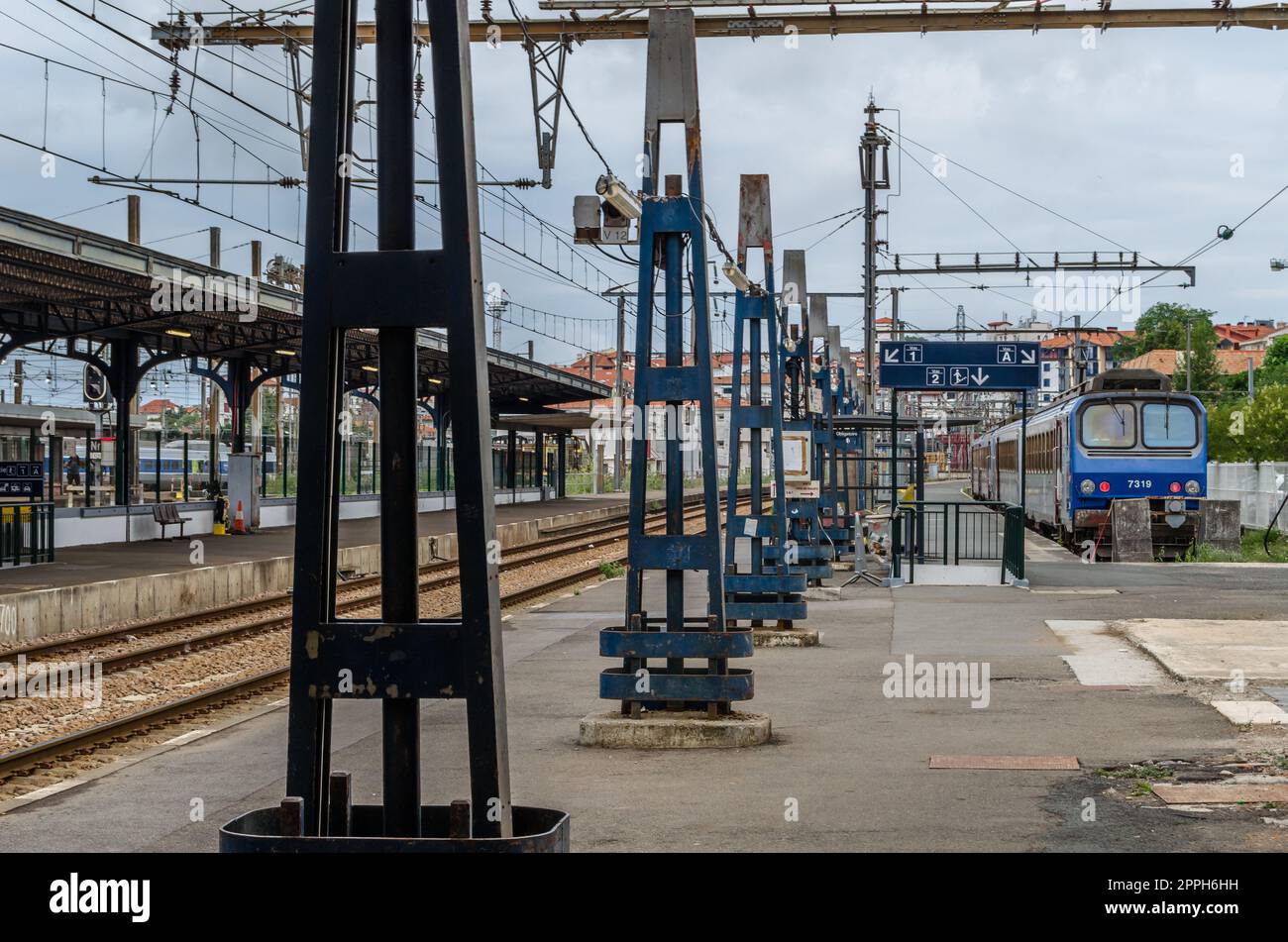 HENDAYE, FRANKREICH - 16. AUGUST 2013: Züge am Bahnhof Hendaye im Süden Frankreichs, einem Grenzanschlusspunkt zu Spanien Stockfoto
