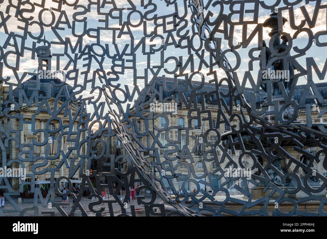 BORDEAUX, FRANKREICH - 16. AUGUST 2013: Details der modernen Skulptur „Haus des Wissens“, die vom spanischen Künstler Jaume Plensa im Jahr 2008 hergestellt wurde, eine Struktur aus Edelstahl, die zwischen dem 27. Juni und vorübergehend auf dem Place de la Bourse in Bordeaux, Frankreich, ausgestellt wurde Stockfoto