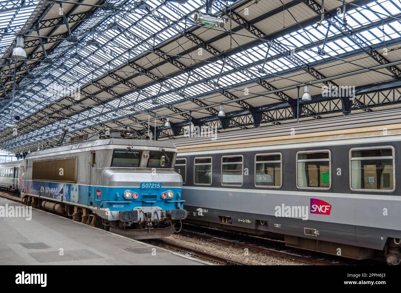 HENDAYE, FRANKREICH - 16. AUGUST 2013: Züge am Bahnhof Hendaye im Süden Frankreichs, einem Grenzanschlusspunkt zu Spanien Stockfoto