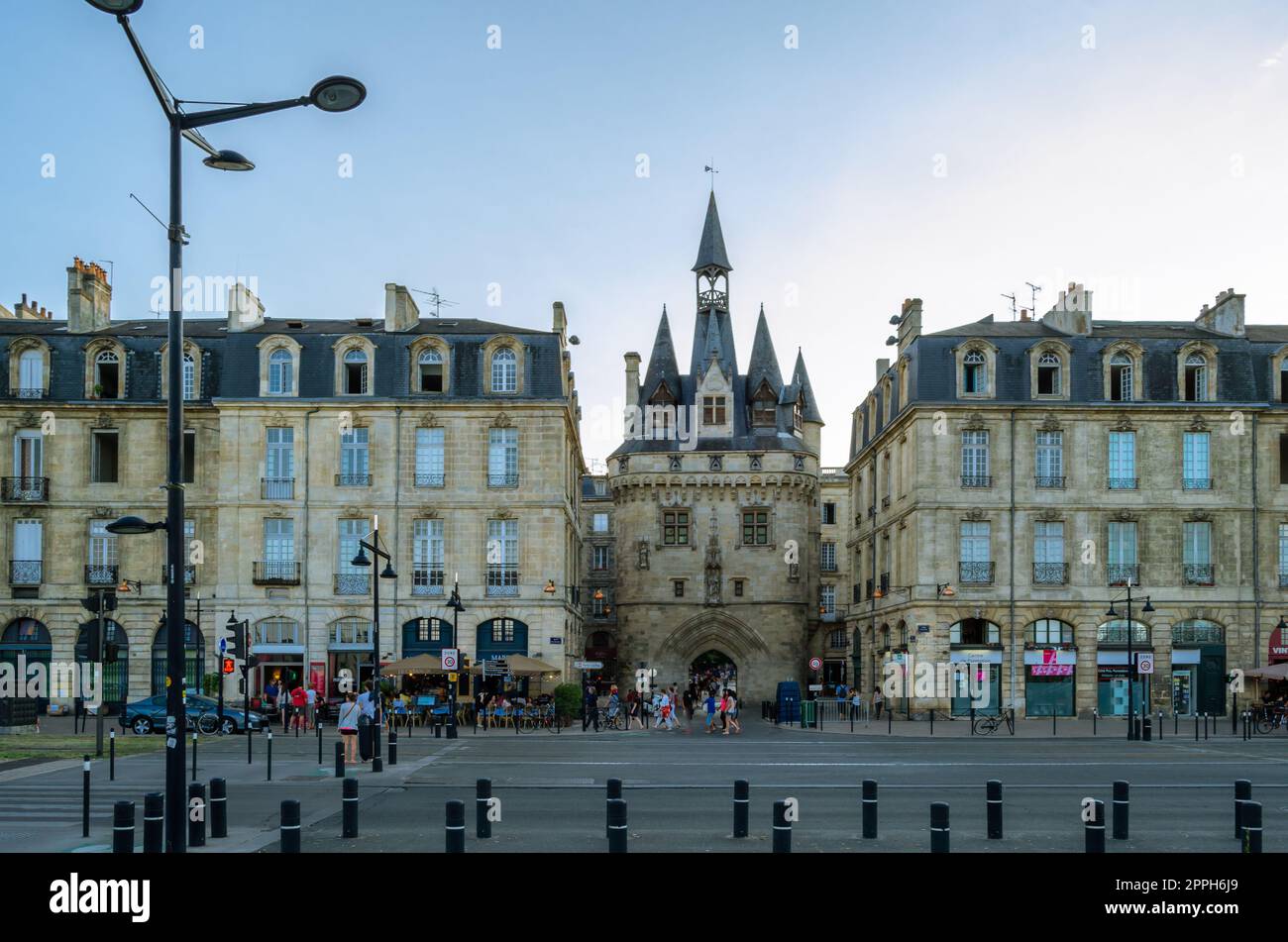 BORDEAUX, FRANKREICH - 16. AUGUST 2013: Menschen gehen und besuchen die Stadt Bordeaux, Gironde, Südwestfrankreich Stockfoto