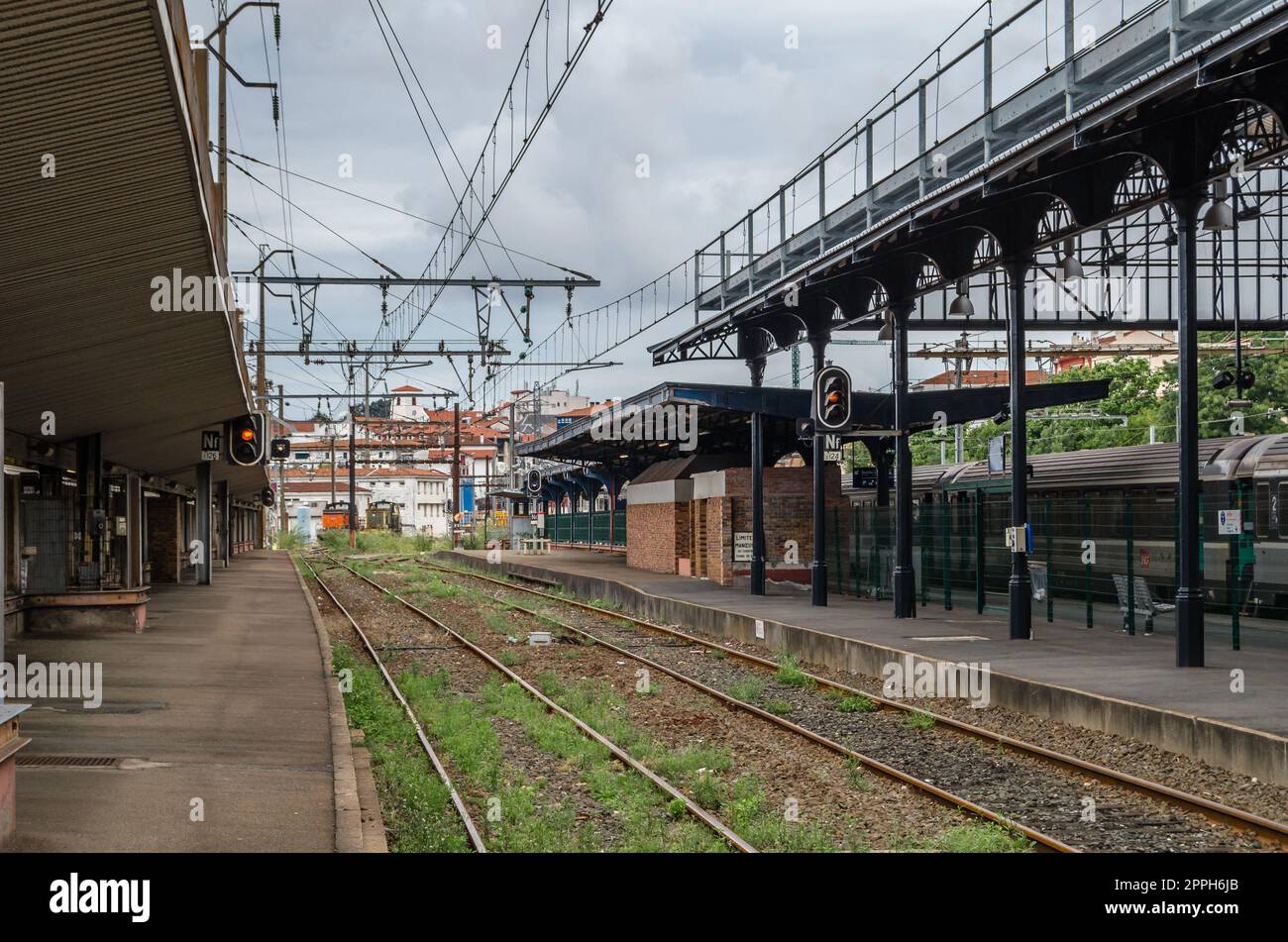 HENDAYE, FRANKREICH - 16. AUGUST 2013: Innenansicht des Bahnhofs Hendaye, im Süden Frankreichs, einem Verbindungspunkt an der Grenze zu Spanien Stockfoto