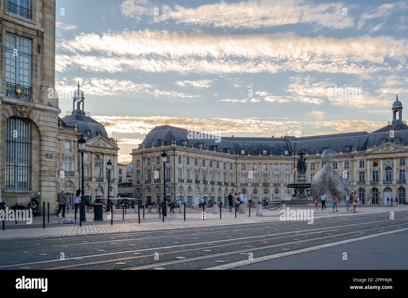 BORDEAUX, FRANKREICH - 16. AUGUST 2013: Menschen gehen und besuchen die Stadt Bordeaux, Gironde, Südwestfrankreich Stockfoto