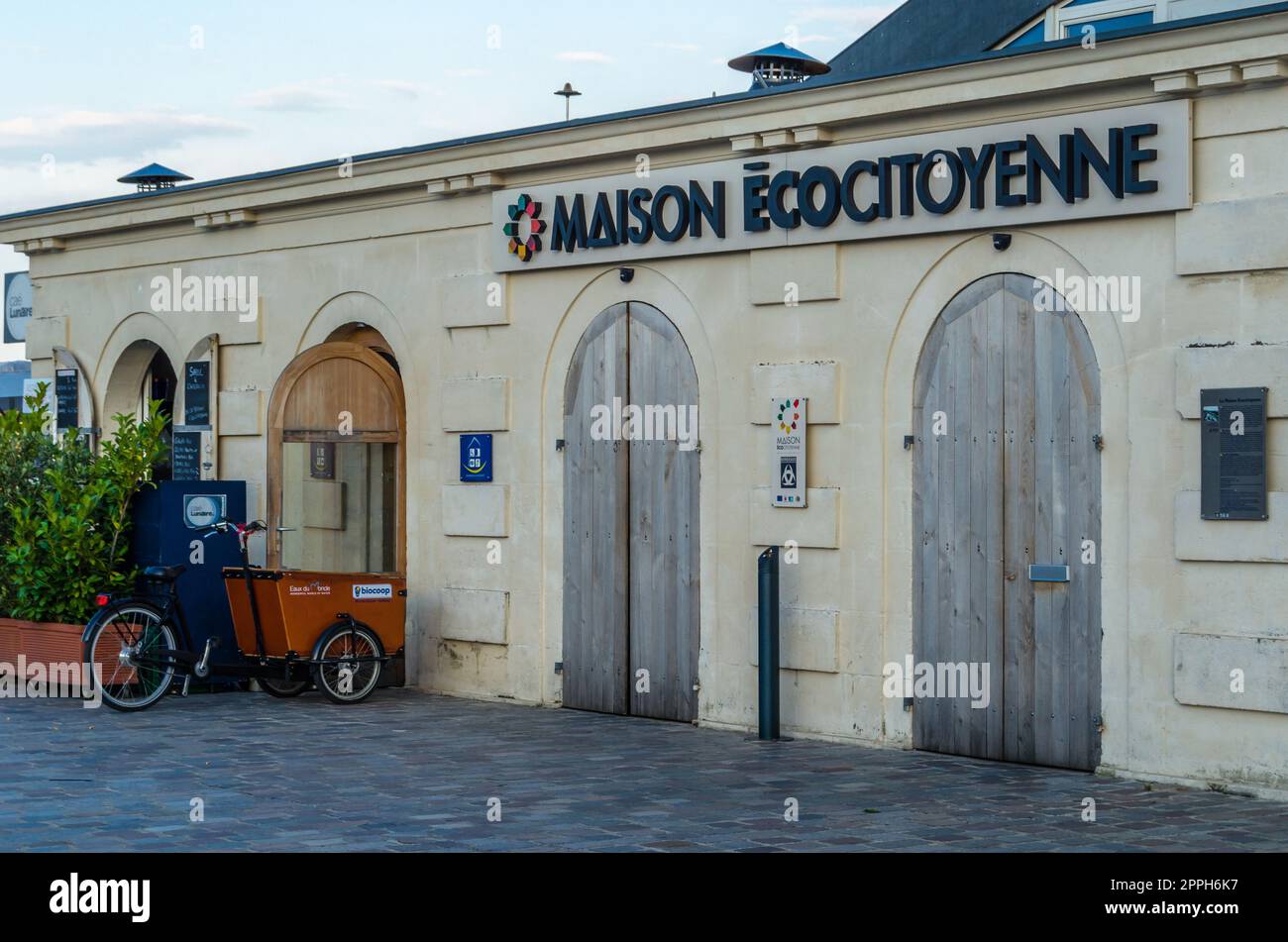 BORDEAUX, FRANKREICH - 16. AUGUST 2013: "Maison Ecocitoyenne", 2012 in Bordeaux, Frankreich, eingeweiht als Ort des Bewusstseins, der Praktiken und der Begegnungen zu den Themen Umwelt und nachhaltige Entwicklung Stockfoto