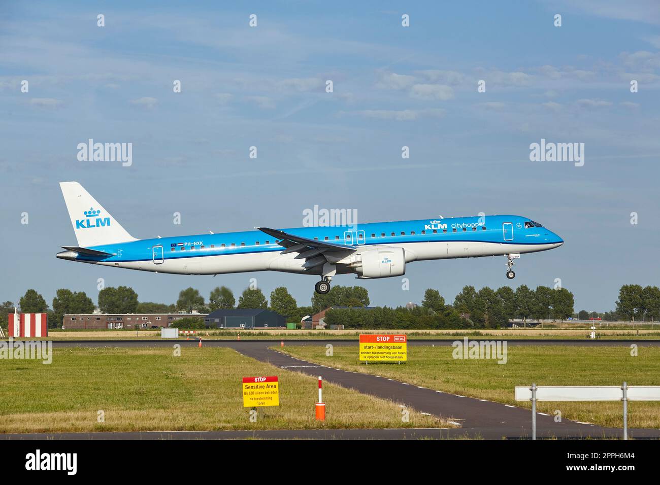 Flughafen Amsterdam Schiphol - Embraer E195-E2 von KLM Cityhopper Lands Stockfoto