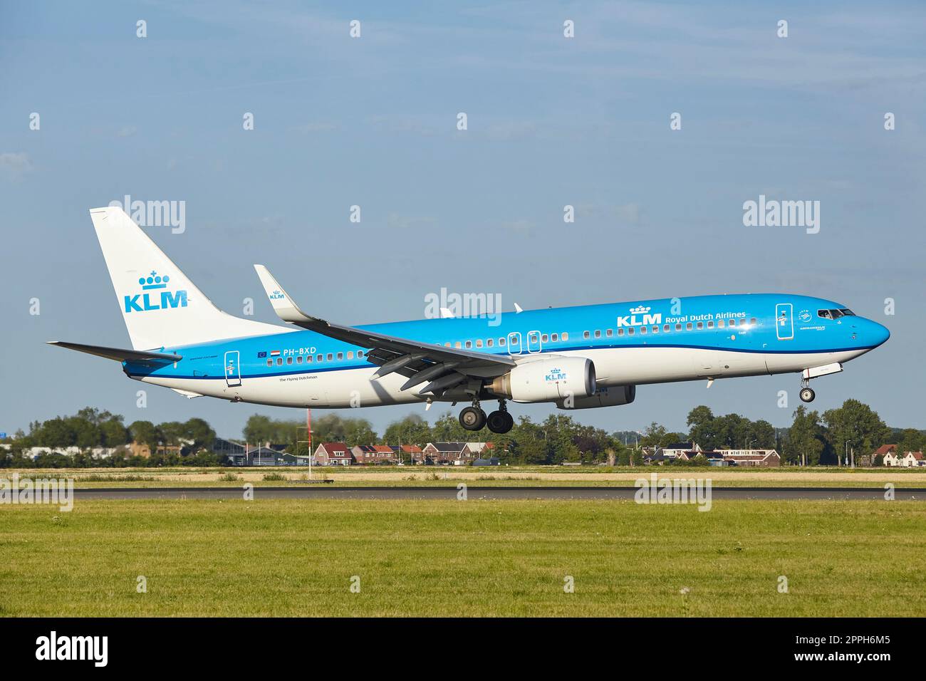 Flughafen Amsterdam Schiphol - Boeing 737-8K2 von KLM Lands Stockfoto