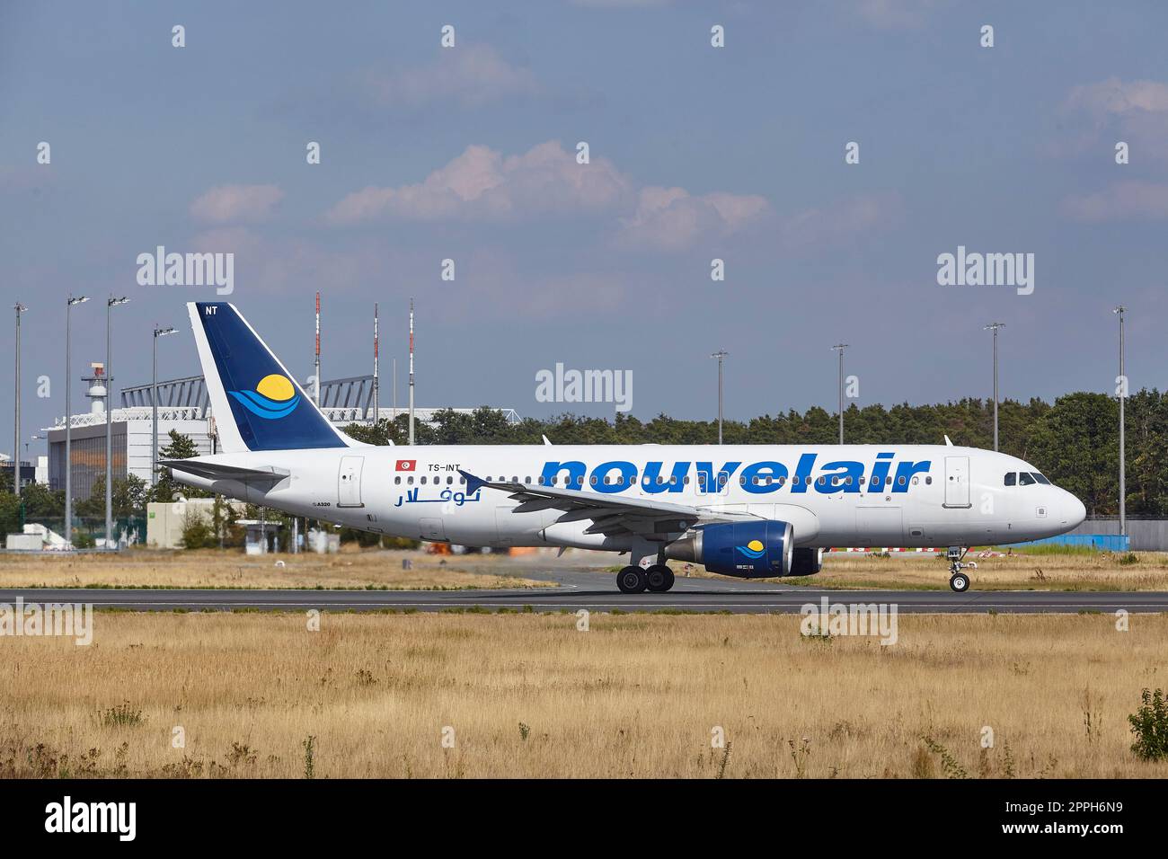 Flughafen Frankfurt Fraport - der Airbus A320-214 von Nouvelair Tunisie startet Stockfoto