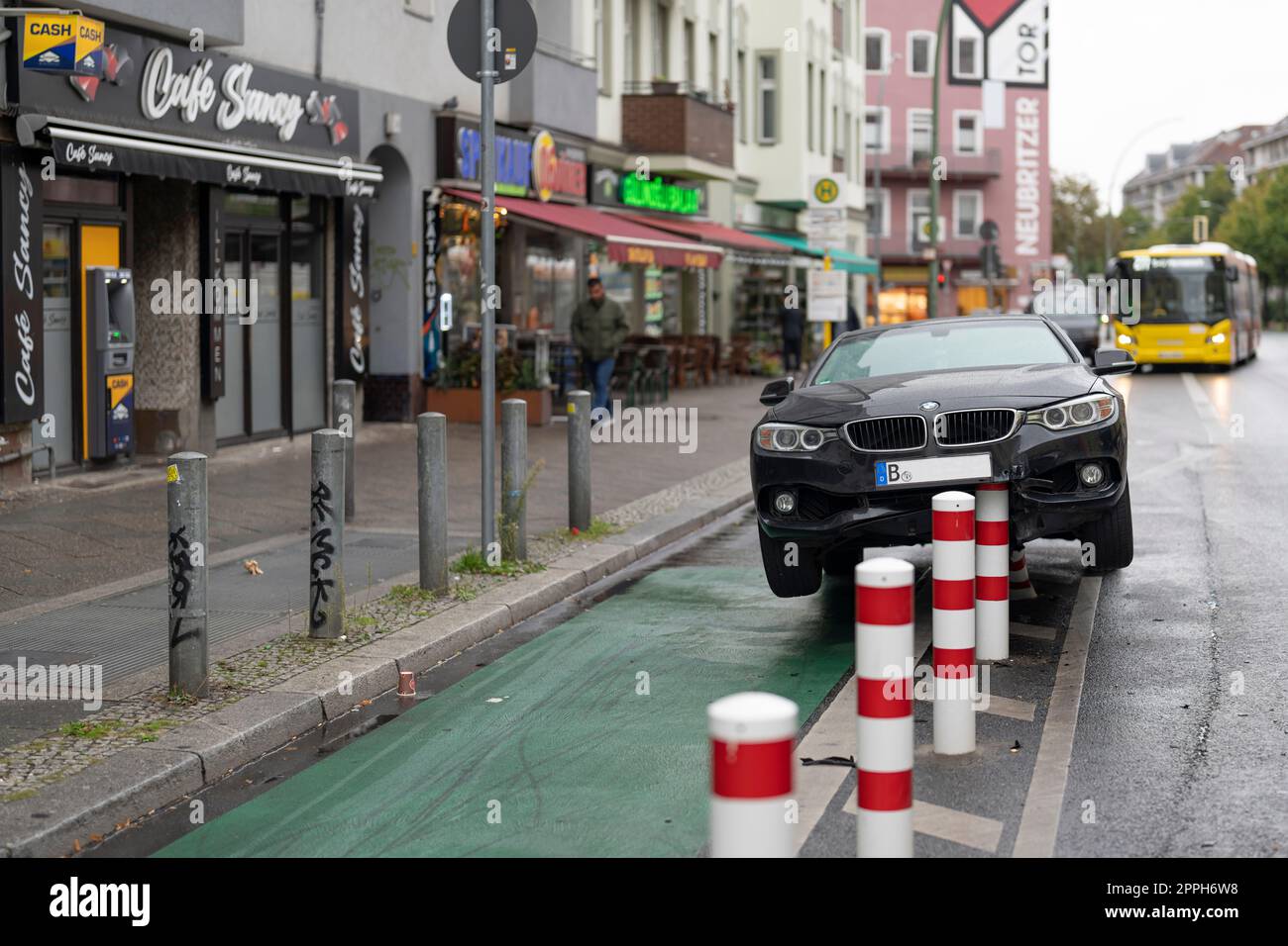 In den frühen Morgenstunden stieß ein Pkw auf die Poller einer Fahrradstrecke im verkehrsberuhigten HermannstraÃŸe (Geschwindigkeit 30 km/h) in Berlin und erlitt erhebliche Schäden am Unterboden und Motorraum. Der Fahrer floh und verließ das Fahrzeug Stockfoto