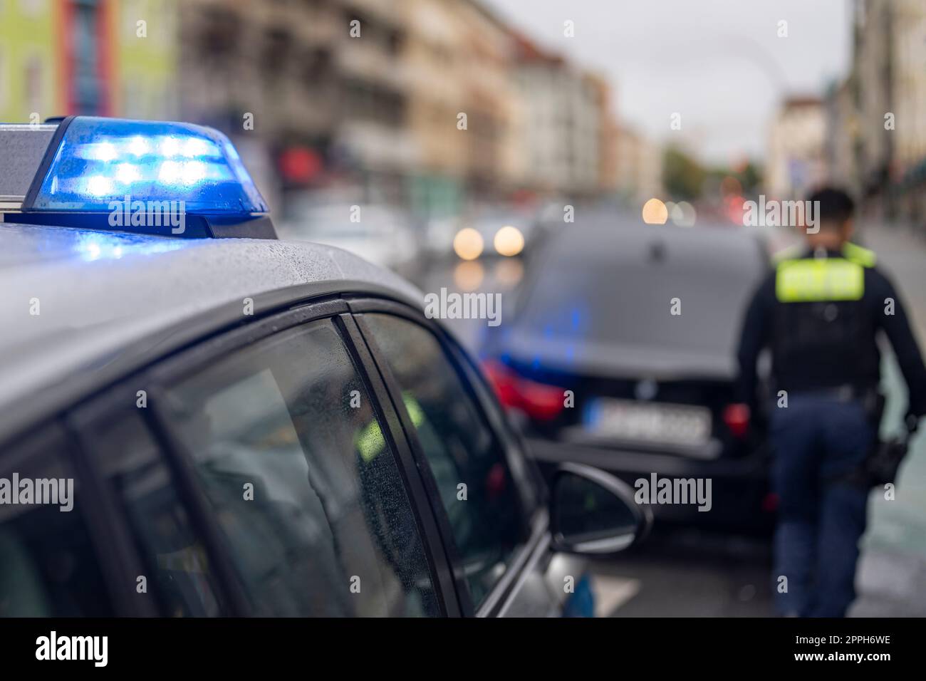In den frühen Morgenstunden stieß ein Pkw auf die Poller einer Fahrradstrecke im verkehrsberuhigten HermannstraÃŸe (Geschwindigkeit 30 km/h) in Berlin und erlitt erhebliche Schäden am Unterboden und Motorraum. Der Fahrer floh und verließ das Fahrzeug Stockfoto