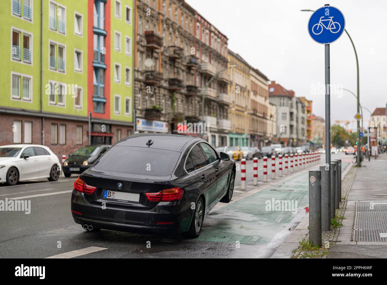 In den frühen Morgenstunden stieß ein Pkw auf die Poller einer Fahrradstrecke im verkehrsberuhigten HermannstraÃŸe (Geschwindigkeit 30 km/h) in Berlin und erlitt erhebliche Schäden am Unterboden und Motorraum. Der Fahrer floh und verließ das Fahrzeug Stockfoto