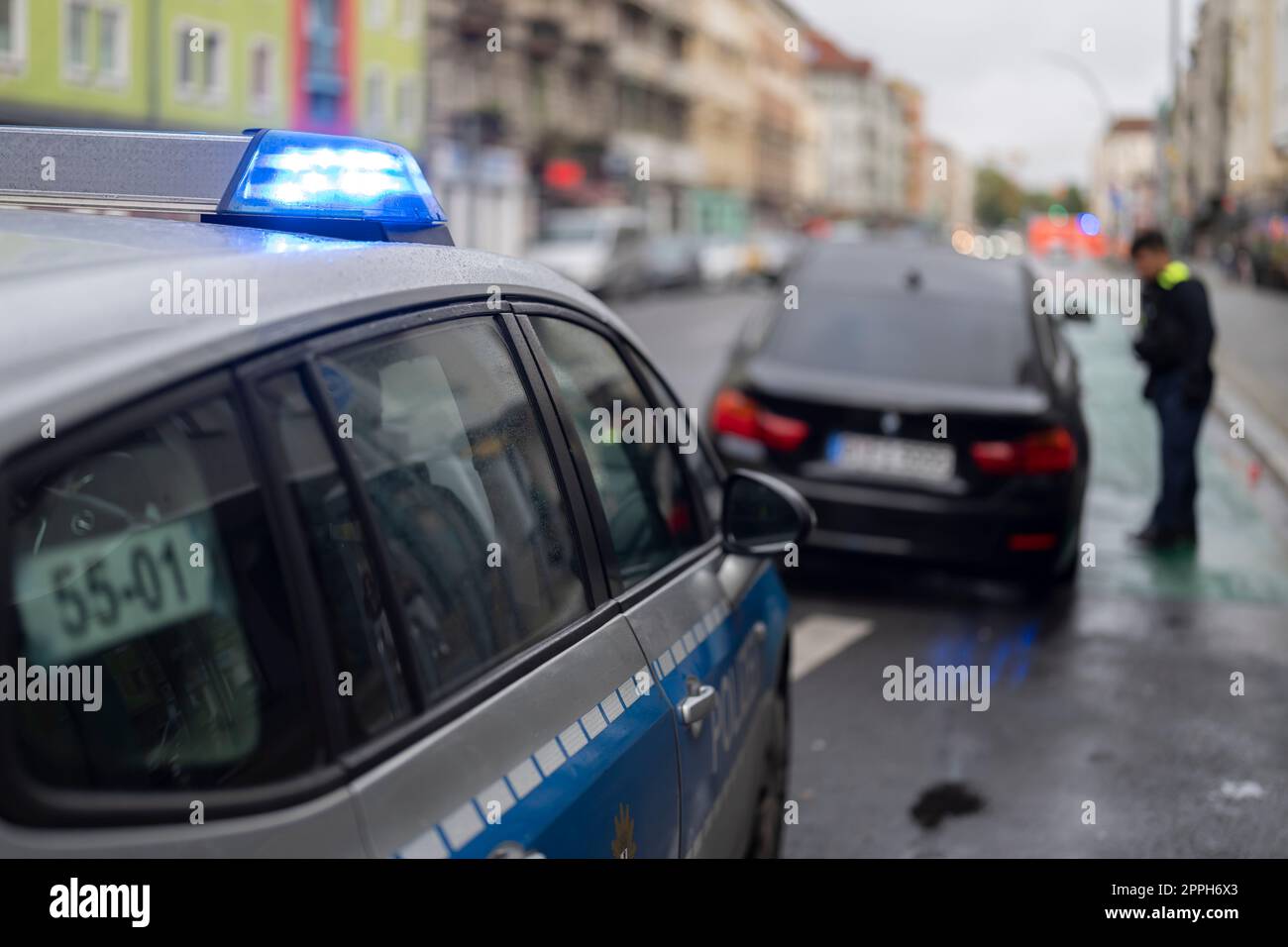 In den frühen Morgenstunden stieß ein Pkw auf die Poller einer Fahrradstrecke im verkehrsberuhigten HermannstraÃŸe (Geschwindigkeit 30 km/h) in Berlin und erlitt erhebliche Schäden am Unterboden und Motorraum. Der Fahrer floh und verließ das Fahrzeug Stockfoto