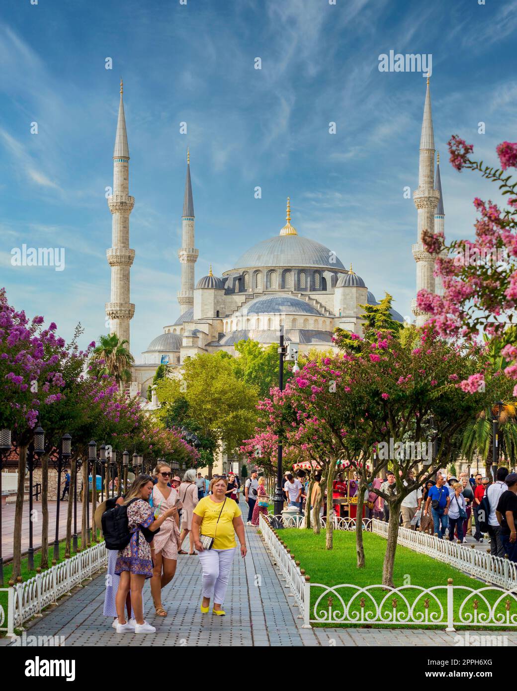Tagesaufnahme der Blauen Moschee auf dem überfüllten Sultan Ahmed Platz an einem sonnigen Tag in Istanbul, Türkei Stockfoto