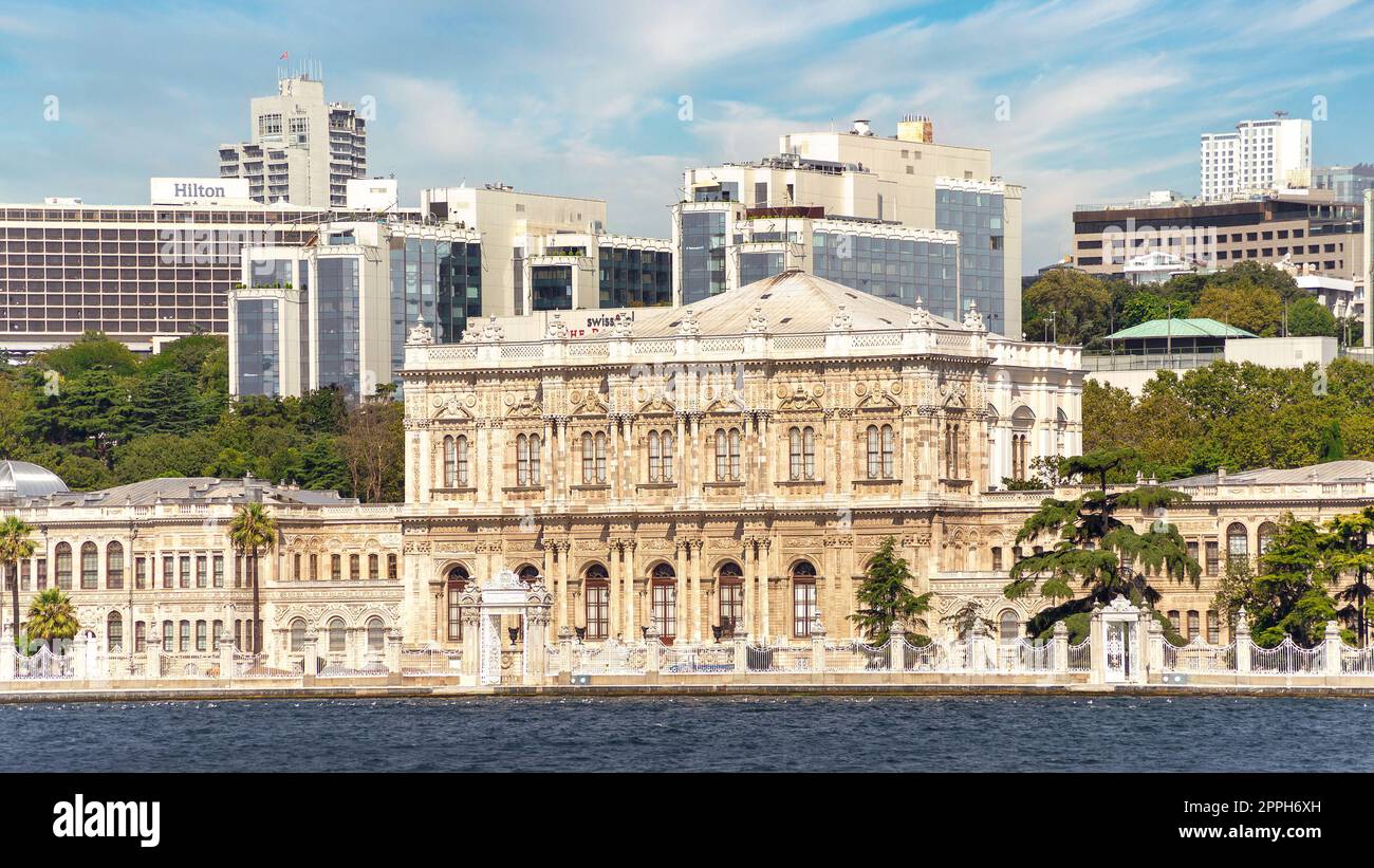 Dolmabahce Palace oder Dolmabahce Sarayi, im Besiktas-Viertel, Bosporus, Istanbul, Türkei Stockfoto