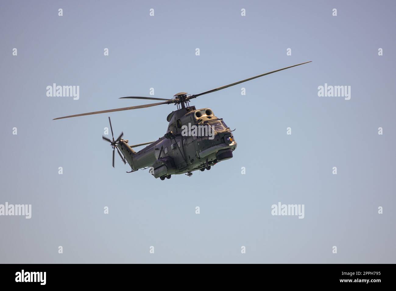 Fliegender Militärhubschrauber Stockfoto