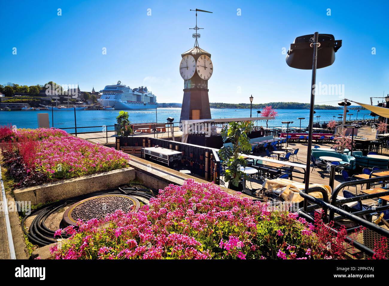 Malerischer Hafen von Oslo in Aker Brygge mit Blick auf den Uhrturm Stockfoto