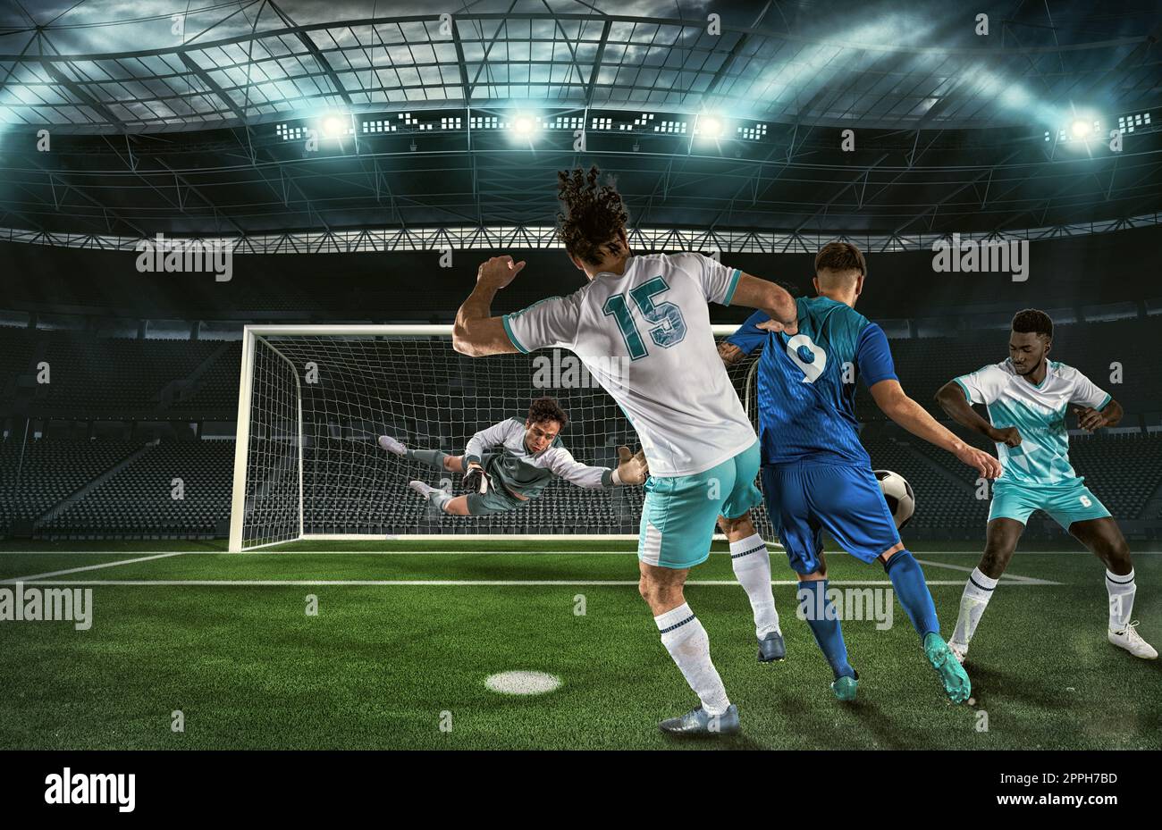 Fußball-Aktion in Angriff mit dem Angreifer durch die Verteidiger, die versucht, Tore auf den Torwart zu tun kontrastiert Stockfoto