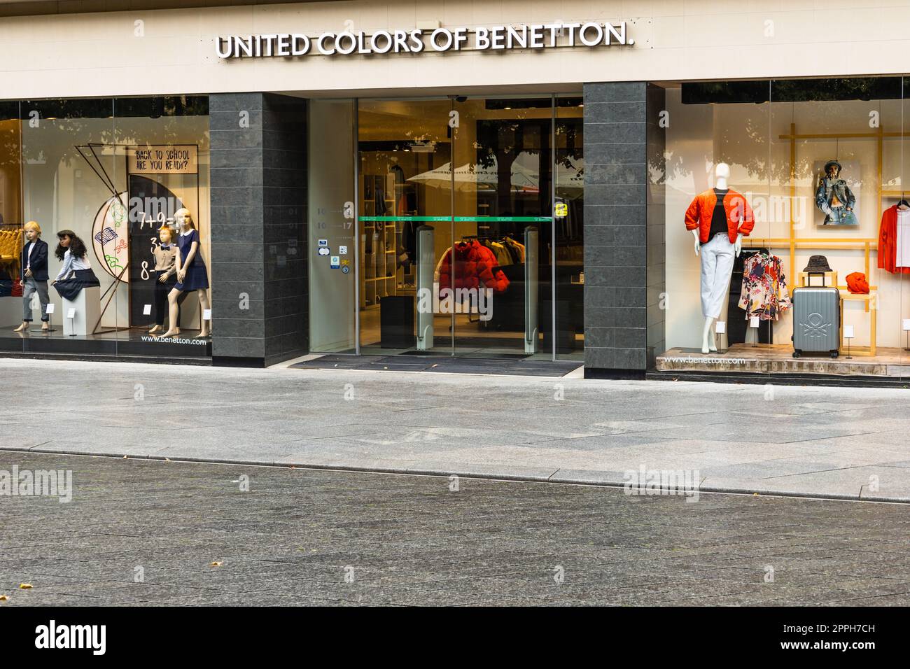 Mode Bekleidungsgeschäft Eingang von United Colors von Benetton. Kaunas, Litauen, 7. September 2022 Stockfoto