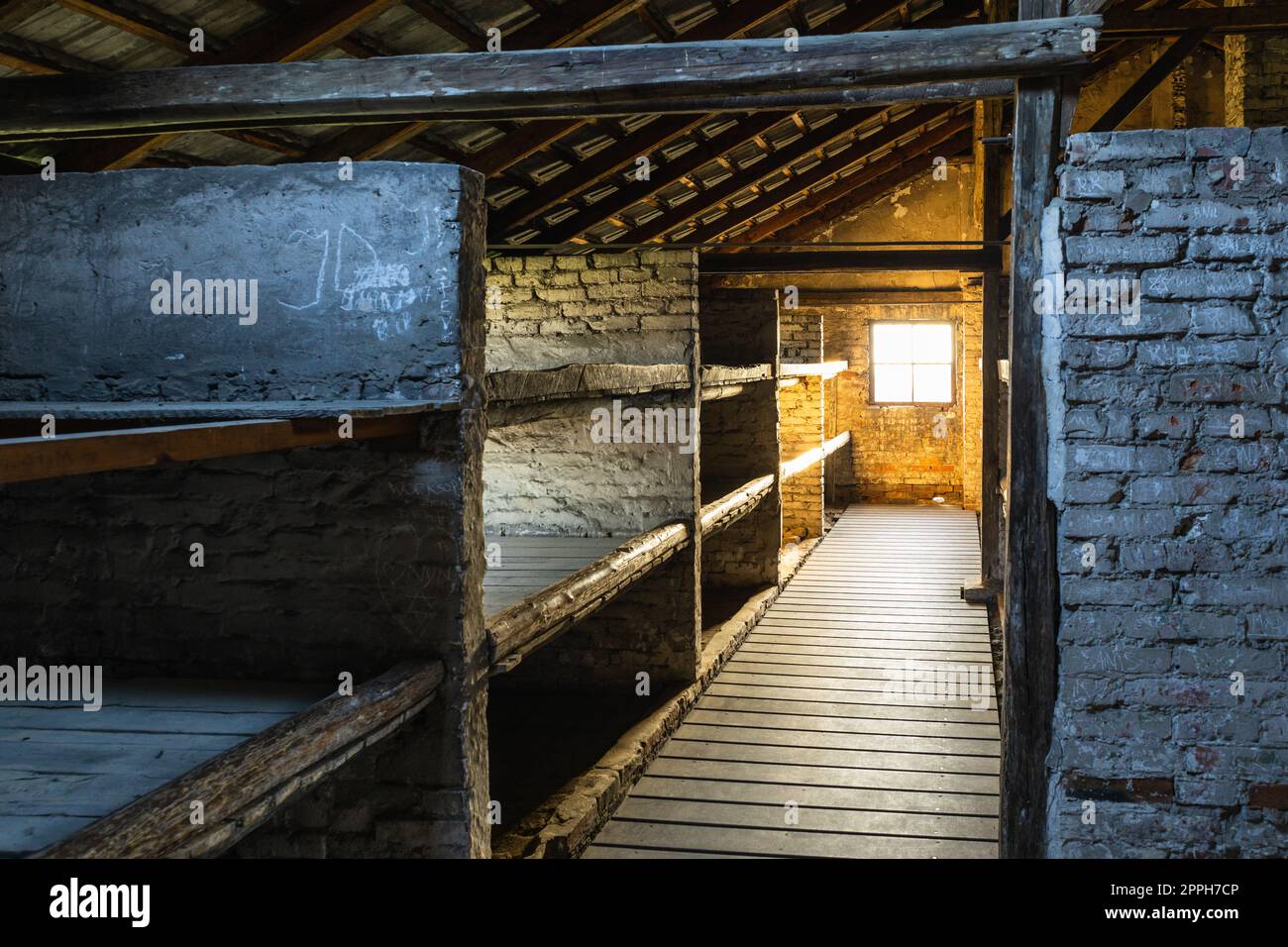 Baracke für Häftlinge im Konzentrationslager Auschwitz-Birkenau. Oswiecim, Polen, 17. Juli 2022 Stockfoto