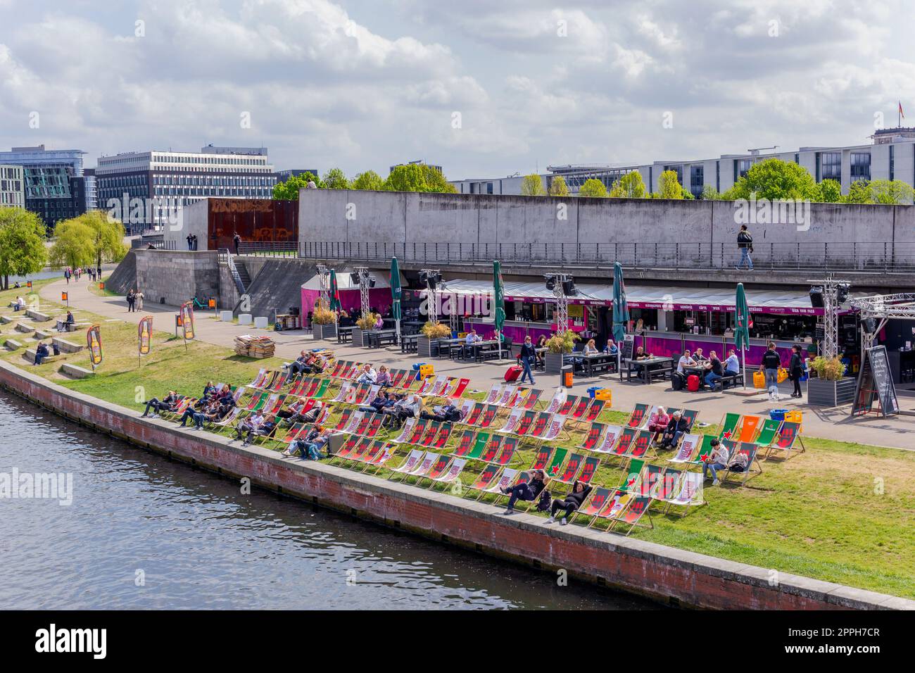 Die Gäste genießen die offene Bar Stockfoto